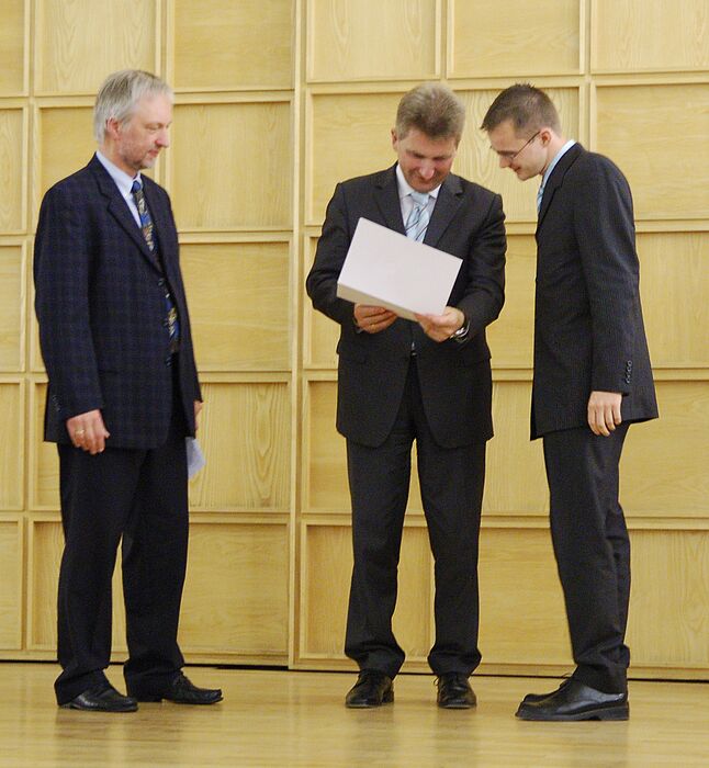 Foto (v.l.): Prorektor Prof. Dr. Wilhelm Schäfer und NRW-Innovationsminister Prof. Dr. Andreas Pinkwart bei der Übergabe des NRW Undergraduate Awards an den Preisträger Rolf Harren.
