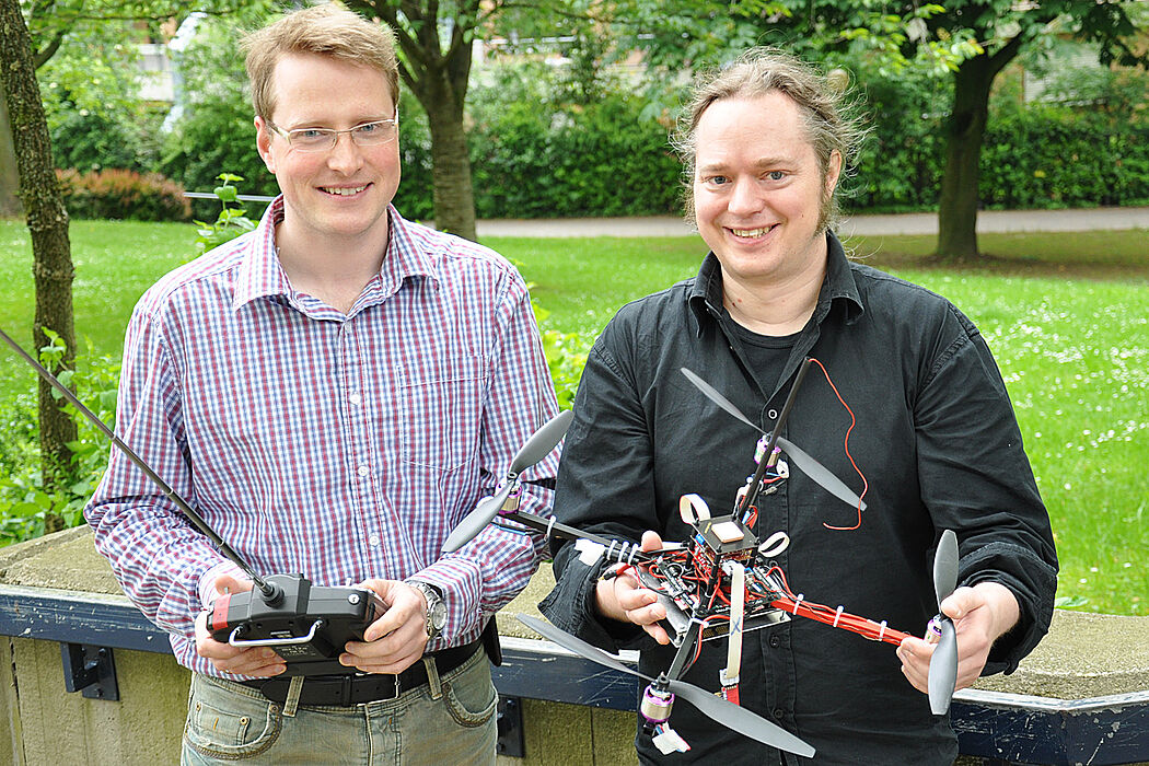 Foto (Katharina Bätz): Hermann Simon Lichte und Juniorprofessor Dr. Hannes Frey (r.) mit einem Quadrocopter