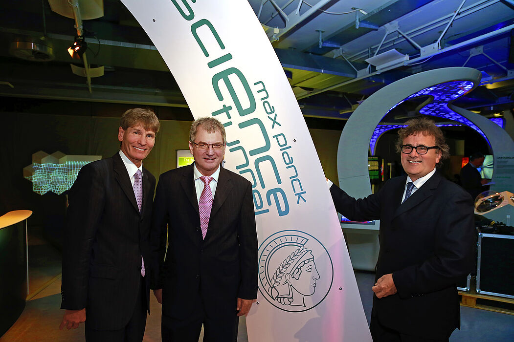 Abbildung: Von links: Uni-Präsident Prof. Dr. Nikolaus Risch, HNF-Geschäftsführer Dr. Kurt Beiersdörfer und Dr. Andreas Trepte, Max-Planck-Gesellschaft, Foto: HNF, Jan Braun