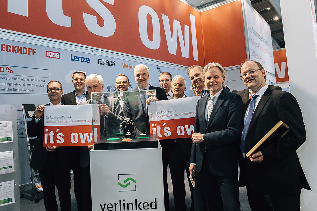 NRW-Wirtschaftsminister Garrelt Duin (Bildmitte) besuchte am Eröffnungstag der Hannover Messe Industrie den OWL-Gemeinschaftsstand. Mit dabei sind (v. l. n. r.): Günter Korder, Geschäftsführer it's OWL Clustermanagement GmbH, Fabian Christ und Benjami