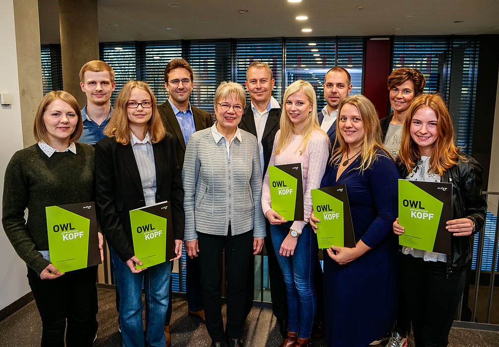 Foto (Universität Paderborn, Johannes Pauly): v. l.: Viktoria Peters, Martin Martens, Yvonne Beckhoff, Dr. Kostja Siefen, Prof. Dr. Leena Suhl, Dr. Stephan Kassanke, Victoria Sievers, Dr. Stefan Bunte, Frances Hoffmann, Katja Urhahne und Ilka Schemme.