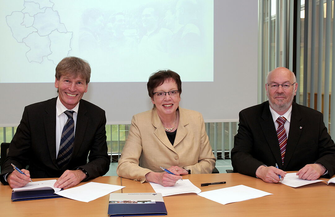 Foto (Universität Paderborn, Vanessa Dreibrodt): Unterzeichnung der Bildungspartnerschaft durch (v. li.): Prof. Dr. Nikolaus Risch, Präsident der Universität Paderborn, Marianne Thomann-Stahl, Regierungspräsidentin, und Andreas Keil, Geschäftsführer