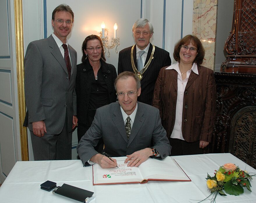 Foto (Stadt Paderborn): Bei der Eintragung ins Goldene Buch der Stadt: (v.l.) Prof. Dr. Ulrich Rückert, Hannelore Rückert, Prof. Dr. Reinhold Noé, Bürgermeister Heinz Paus und Dr. Martina Näher-Noé.