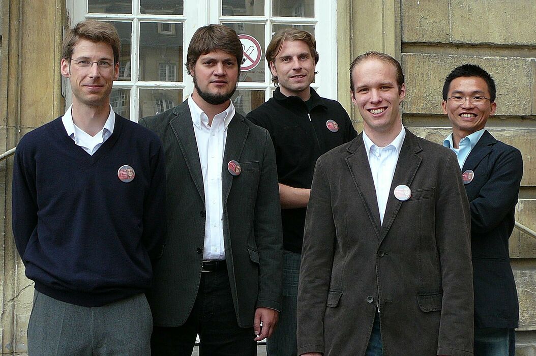 Foto: Paderborner Doktoranden diskutierten mit dem Dalai Lama: (v. li.) Ingmar Steinzen, Sebastian Degener, Joel Greenyer, Thomas Sillekens und Cheng Yee Low.