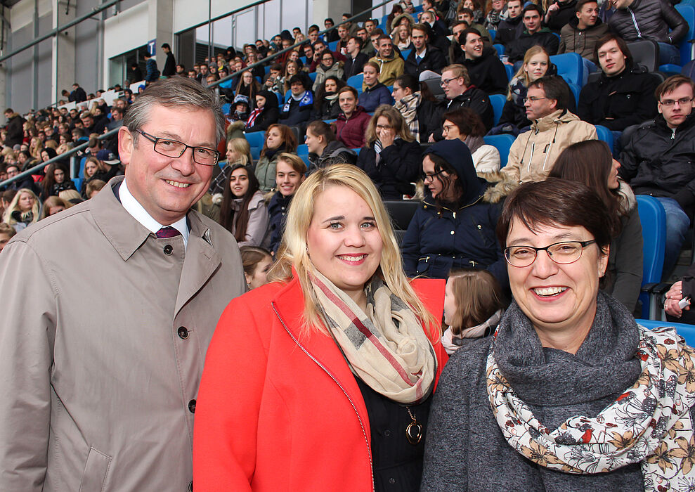 Foto (Universität Paderborn, Johannes Pauly): Begrüßten die Studierenden im Stadion (v. l.): Bürgermeister Michael Dreier, AStA-Vorsitzende Janina Beckmeier und Prof. Dr. Birgit Riegraf, Vizepräsidentin für Lehre, Studium und Qualitätsmanagement.
