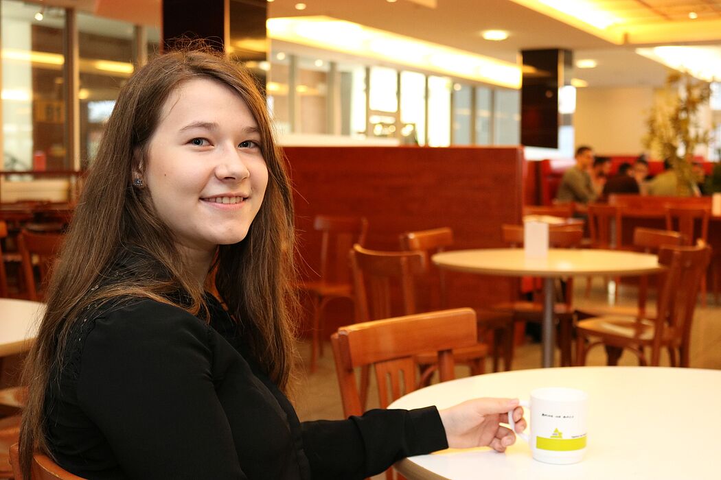 Foto (Universität Paderborn, Alexandra Dickhoff): Förderung für den wissenschaftlichen Nachwuchs: Lehramtsstudentin Wiktoria Skierka (20) erhält das diesjährige Deutschlandstipendium der Universitätsgesellschaft und der Stiftung Studienfonds OWL.