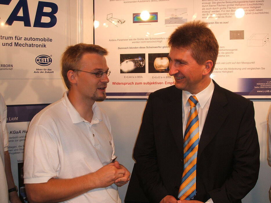 Foto: Der stellvertretende NRW-Ministerpräsident und Innovationsminister Prof. Dr. Andreas Pinkwart und L-LAB Doktorand Dirk Kliebisch, Universität Paderborn, bei der Diskussion.