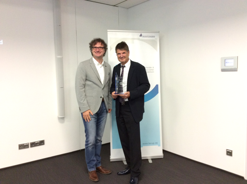 Foto (Universität Paderborn, TecUP): Prof. Dr. Rüdiger Kabst überreichte die Auszeichnung an den Gründer Ulrich Mettenmeier (v. l. n. r.).