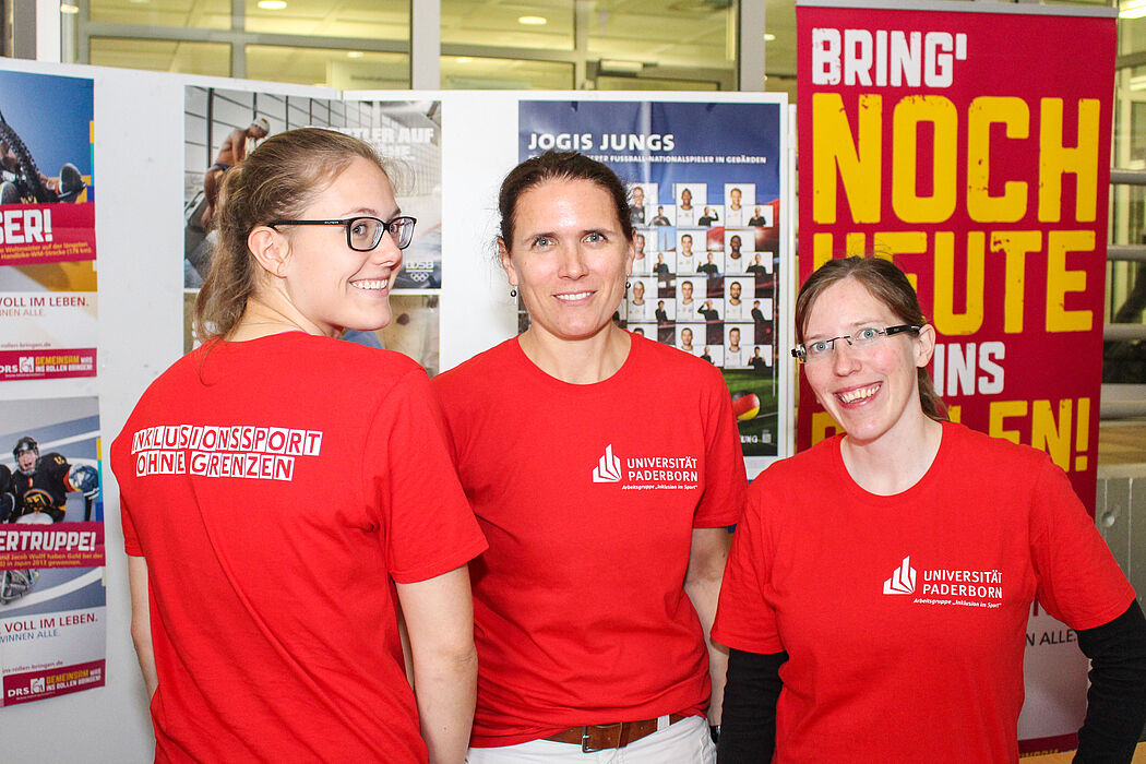 Foto (Universität Paderborn, Johannes Pauly): Prof. Dr. Sabine Radtke (m.), Jana Seuthe (l.) und Cindy Adolph-Börs (r.) präsentieren den Aktionstag Inklusionssport ohne Grenzen.