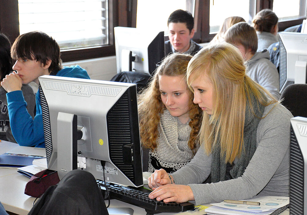 Foto (Universität Paderborn, Kathrin Bittner): Schülerinnen und Schüler beim Lösen von Aufgaben in einem Workshop der Informatik.