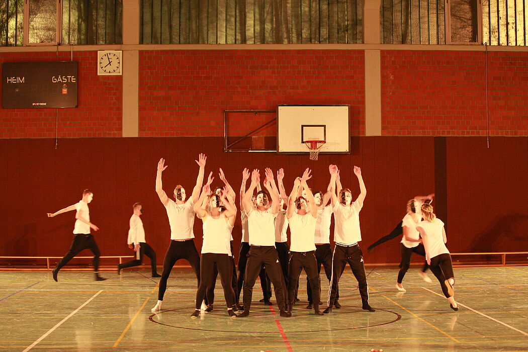 Foto (Jonas Schröder): Choreografie Studierende Thema: Licht & Schatten