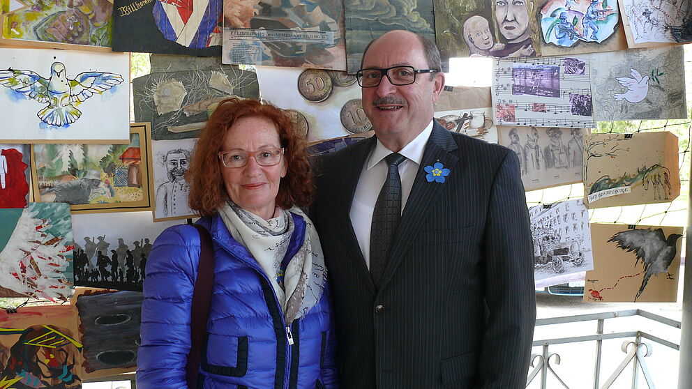 Foto: Der Generalsekretär der Volksbundes Deutsche Kriegsgräberfürsorge Rainer Ruff und Prof. Dr. Jutta Ströter-Bender, Fach Kunst, vor einer Letter-ART-Wand im Museum der Friedensgedenkstätte von Rshew.