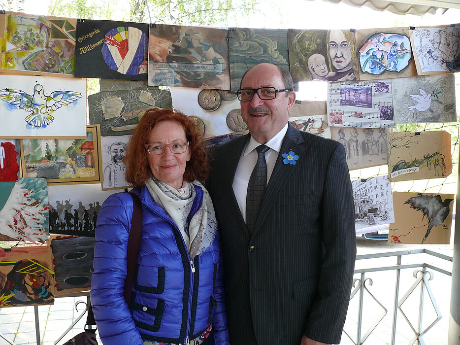 Foto: Der Generalsekretär der Volksbundes Deutsche Kriegsgräberfürsorge Rainer Ruff und Prof. Dr. Jutta Ströter-Bender, Fach Kunst, vor einer Letter-ART-Wand im Museum der Friedensgedenkstätte von Rshew.