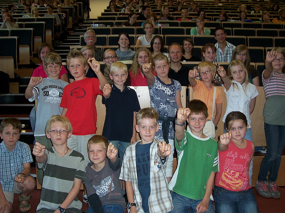 Foto (Mark Heinemann): Prof. Dr. Hartmut Spiegel (h. li.) und Linda Jochem (3. Reihe li.) waren von den Mathekünsten der Grundschulkinder begeistert. Doch auch die Leistung der Studierenden konnte sich sehen lassen.