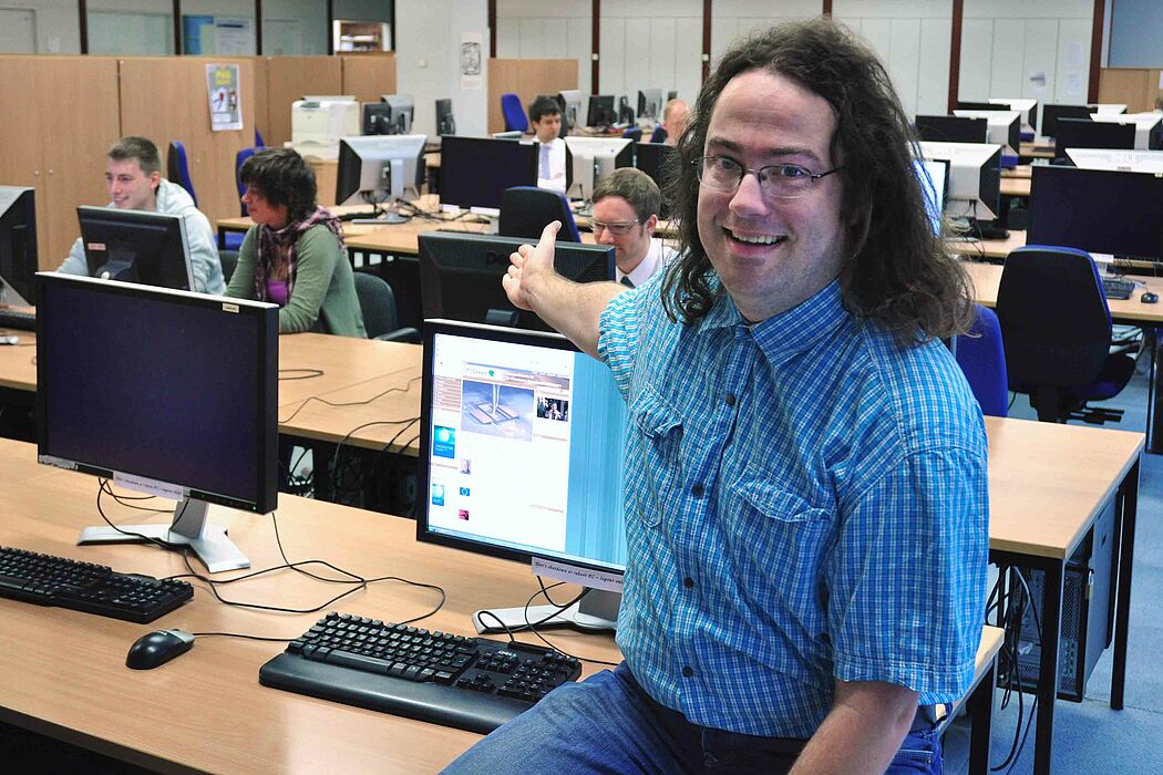 Foto (Universität Paderborn, Heinz Nixdorf Institut): Im Heinz Nixdorf Institut stehen mehr als 250 Arbeitsplatz-Rechner. Auch deren freie Kapazitäten könnte man mit der neuen Software nutzen, so Dr. Simon Oberthür.