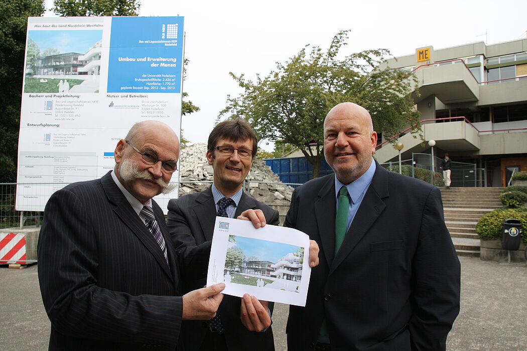 Foto (Universität Paderborn, Frauke Döll): Die drei Partner des Projekts Mensaerweiterung: Kanzler Jürgen Plato von der Universität Paderborn, Niederlassungs-Leiter Heinrich Micus vom BLB Bielefeld und Geschäftsführer Carsten Walther vom Studentenwe