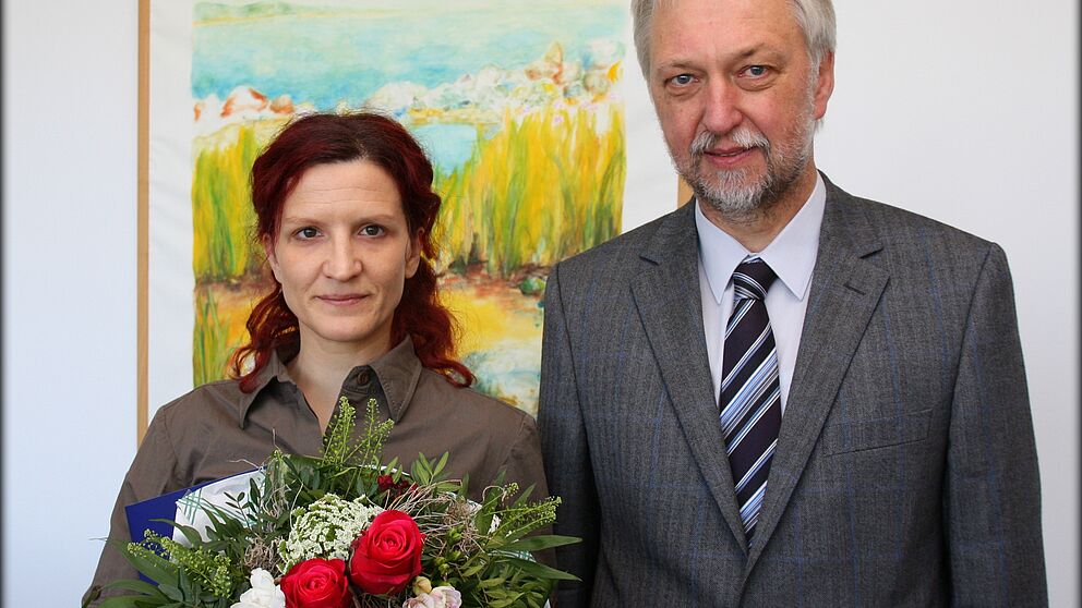 Foto (Universität Paderborn, Patrick Kleibold): Dr. Mirna Zeman und Naheema Daniela Blankenburg (nicht auf dem Bild) wurden von Vizepräsident Prof. Dr. Wilhelm Schäfer ausgezeichnet.