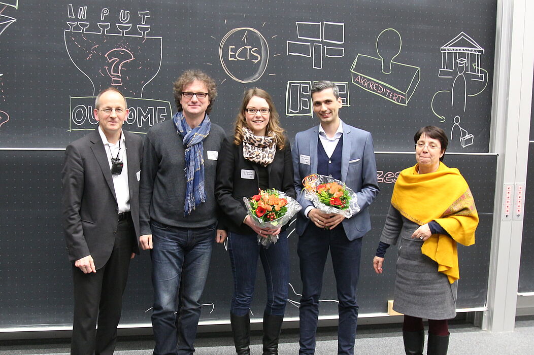 Foto (Universität Paderborn, Björn Heerdegen): Prof. Dr. Niclas Schaper, Prof. Dr. Rüdiger Kabst, Eva Alexandra Schmitz, Dr. Rodrigo Isidor und Prof. Dr. Birgit Riegraf (v. l.).