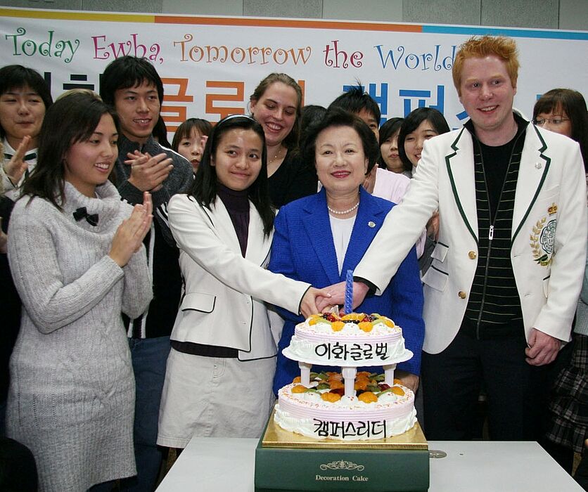 Foto: Eröffnungszeremonie für die „EWHA Global Campus Leader“: Die Ewha-Präsidentin Bae-Yong Lee (2. v. re.) schnitt zusammen mit dem Paderborner Austauschstudenten Jens Naussed (1. v. re.) den Kuchen an.