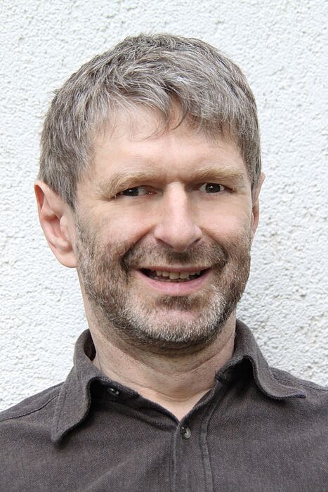 Foto (Universität Paderborn, Institut für Mathematik): Prof. Dr. Björn Schmalfuß referiert beim Paderborner Kolloquium für den Mathematikunterricht über die Gesetze des Zufalls in Glücksspielen.