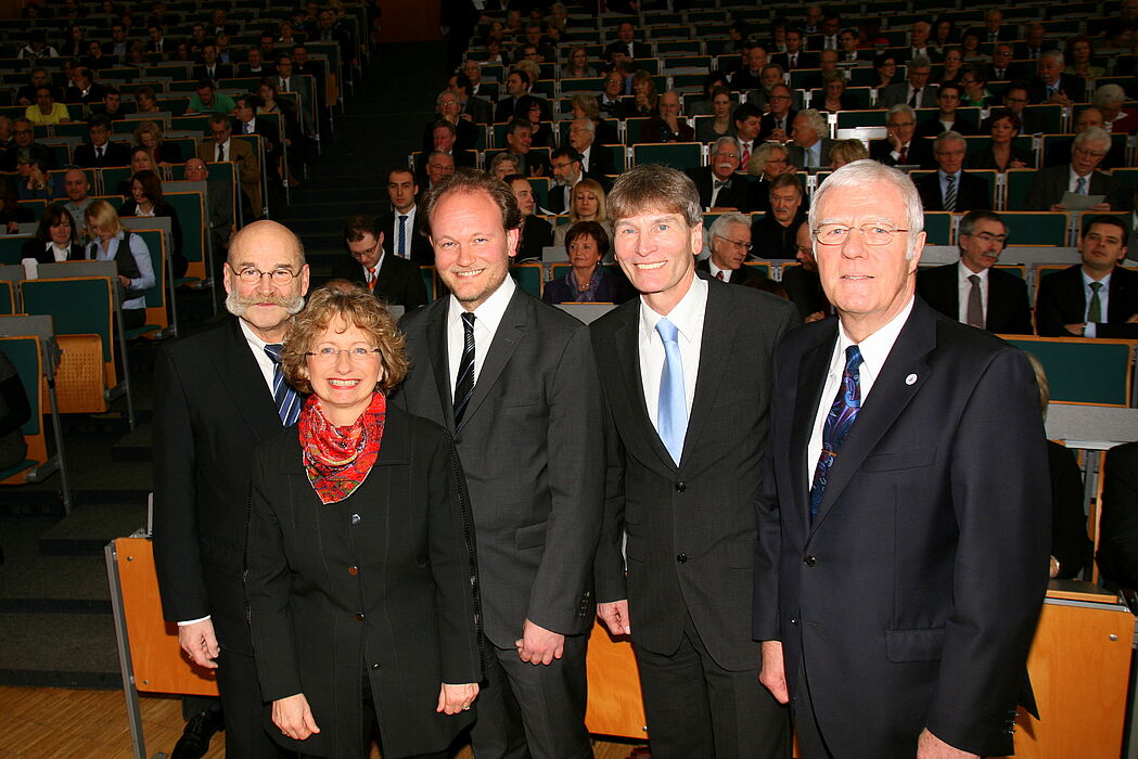 Foto (Universität Paderborn, Patrick Kleibold): Der Neujahrsempfang der Universität Paderborn im Audimax: Kanzler Jürgen Plato (v. l.), Heike Käferle (neu gewählte 1. Vorsitzende der Universitätsgesellschaft), Prof. Dr. Klaus von Stosch, Prof. Dr. N