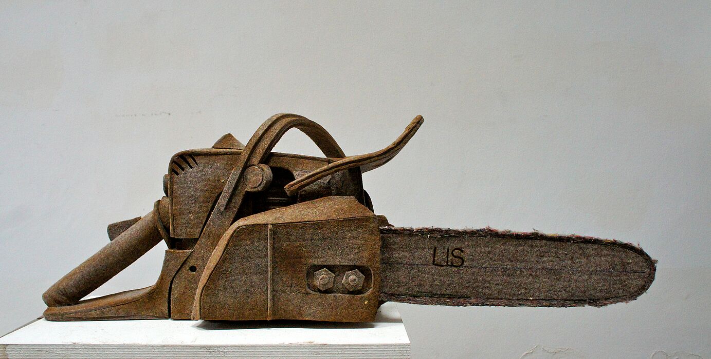 Abbildung: Llaura I Sünner: Kettensäge, Filz, 26 x 78 x 26 cm, 2016