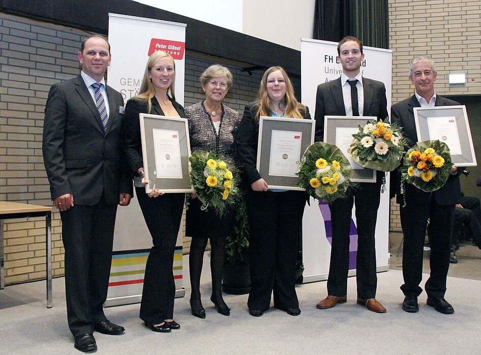 Foto: Große Freude über den Peter Gläsel Preis 2011 (von links): Stiftungsgeschäftsführer Stefan Wolf, Julia Pongratz, Stiftungsvorsitzende Inge Gläsel, Jacqueline Siemon, Christian Kress und Wigbert Mertens.