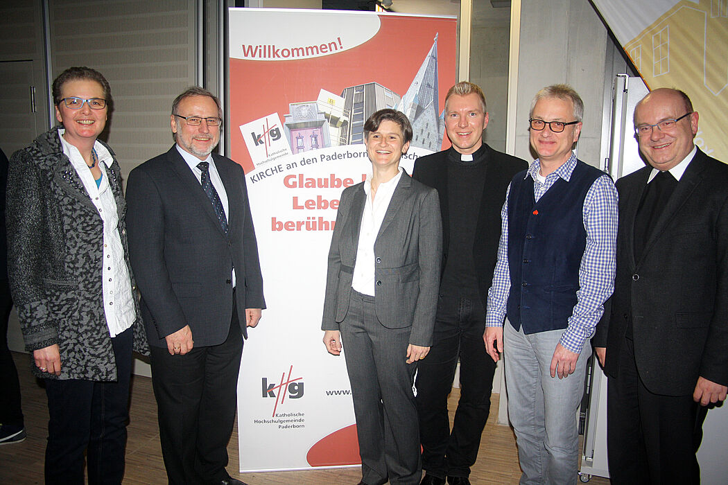Foto (Ingo Kalischek): Beim Neujahrsempfang (von links): Prof. Christiane Koch, Dekanin KatHO; Prof. Volker Peckhaus, Dekan der Fakultät für Kulturwissenschaften, Universität; Benedetta Michelini, Direktorin Pauluskolleg; Nils Petrat, kath. Studierende