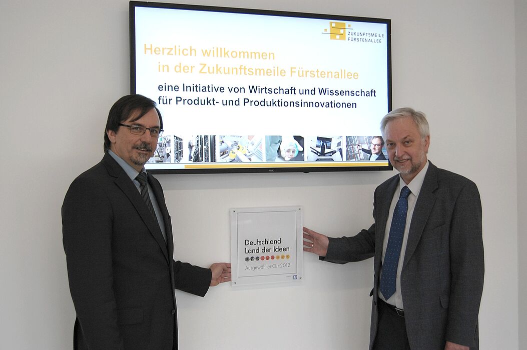 Abbildung: (v. l. n. r.) Prof. Dr. Gregor Engels, Vorstandsvorsitzender s-lab – Software Quality Lab der Universität Paderborn, und Prof. Dr. Wilhelm Schäfer, Vizepräsident für Forschung und wissenschaftlichen Nachwuchs der Universität Paderborn un