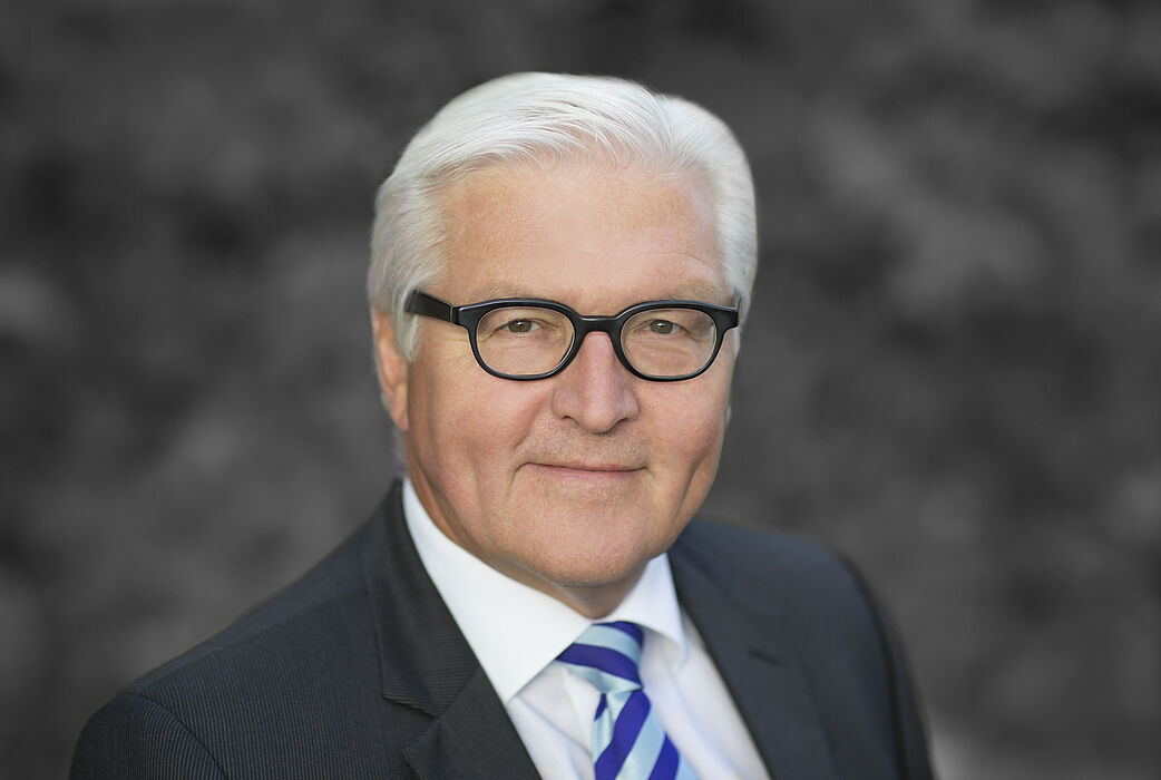 Foto (Thomas Köhler): Dr. Frank-Walter Steinmeier, Bundesminister des Auswärtigen, erhält die Ehrendoktorwürde der Fakultät für Kulturwissenschaften der Universität Paderborn.