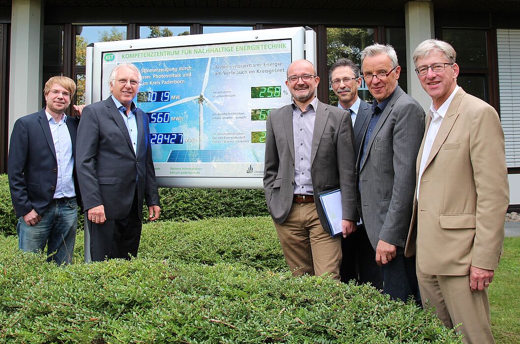 Foto (Universität Paderborn, Ricarda Michels): Die Projektbeteiligten präsentieren das neue Energiedisplay (v. l.): Gerrit Sonnenrein, Bernd Tiemann, Andreas Speith, Prof. Dr. Eugeny Kenig, Johannes Lackmann und Prof. Dr.-Ing. Joachim Böcker