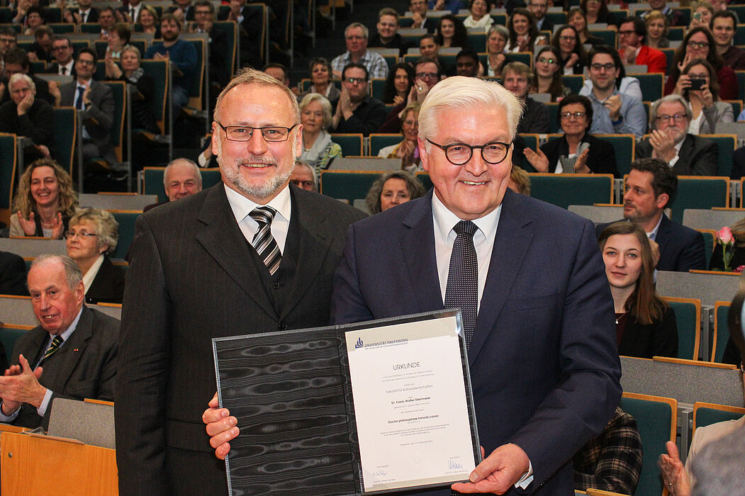 Foto (Universität Paderborn, Johannes Pauly): Prof. Dr. Volker Peckhaus, Dekan der Fakultät für Kulturwissenschaften, und Bundesaußenminister Dr. Frank-Walter Steinmeier.