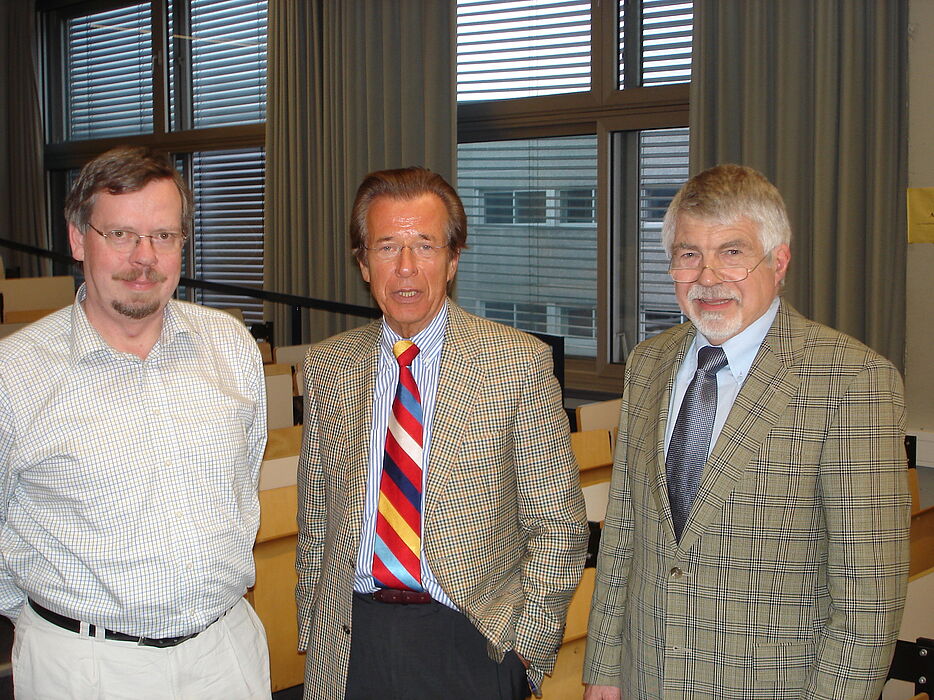 Foto: Dekan Prof. Dr.-Ing. Klaus Meerkötter (re.) und Prof. Dr. Friedhelm Meyer auf der Heide vom Institut für Informatik (li.) freuten sich über den interessanten Vortrag von Prof. Dr. Dr. h. c. Bernhard Korte zum Thema „Diskrete Mathematik und Chip