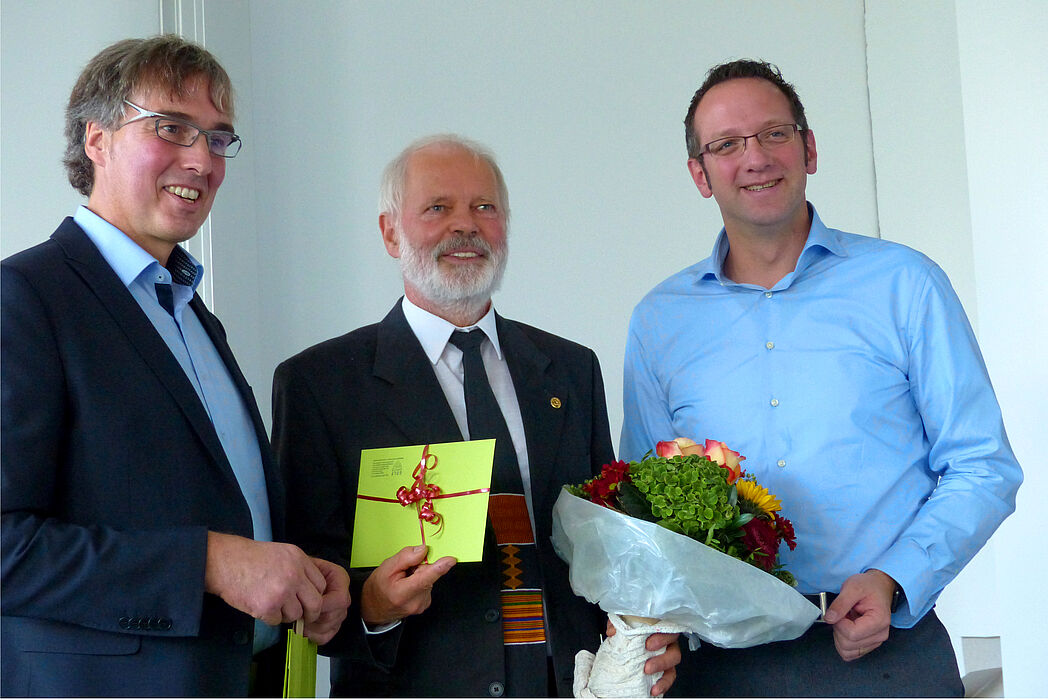 Foto (universität Paderborn, Markus Lauert): Feierliche Verabschiedung im Rahmen des Seminars „Einführung in den Sport für Menschen mit Behinderung“, von links: Nachfolger Dr. Th. Barthel, Dr. Uwe Rheker und Prof. Dr. C. Reinsberger (Lehrstuhlleite