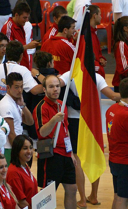 Foto (Dojo, Lemgo-Lippe e.V.): Fahnenträger: Dennis Dreimann führte sein Team zur Wettkampfstätte.