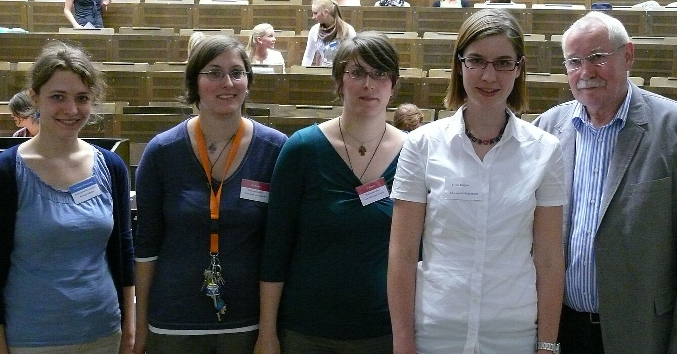 Foto (Universität Paderborn): v. li.: Theresia Schulze-Mengering, Dörte Heners, Paula Heners, Imke von Bargen (Koordinatorin) und Clemens Schäfers (Leiter des Schulmuseums Paderborn).