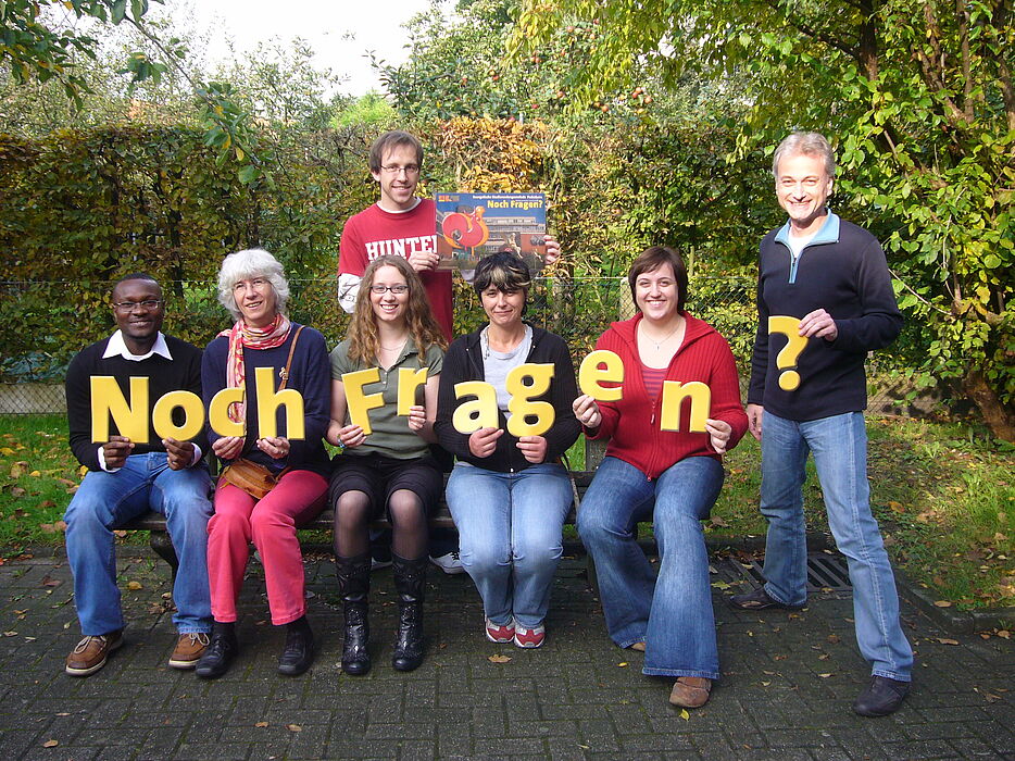 Foto (v. li.): Gemeindeassistent Elom Aziadekey, Studentin Andrea Emmrich, Gemeindeassistentin Katrin Annegarn, Student Andreas Trennert-Helwig (oben), Küsterin Elisabeth Jansen, Studentin Sonja Güttler und Studierendenpfarrer Matthias Surall.