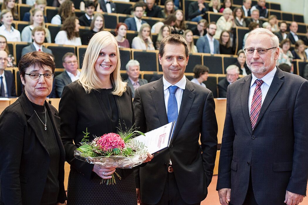 Foto (Universität Paderborn, Florian Krause) v. l. n. r.: Prof. Dr. Birgit Riegraf, Uni-Vizepräsidentin für Lehre, Studium und Qualitätsmanagement, Dr. Stephanie Willeke, Prof. Dr. Jörn Steigerwald (Vorsitzender Promotionsausschuss) und Prof. Dr. Volker Peckhaus (Dekan der Fakultät für Kulturwissenschaften).