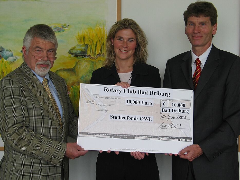 Auf dem Foto von links nach rechts: Prof. Dr. Klaus Meerkötter, Präsident des Rotary Clubs Bad Driburg, Prof. Dr. Nikolaus Risch, Vorsitzender des Studienfonds OWL und Präsident der Universität Paderborn, sowie Katja Urhahne, Geschäftsführerin des S