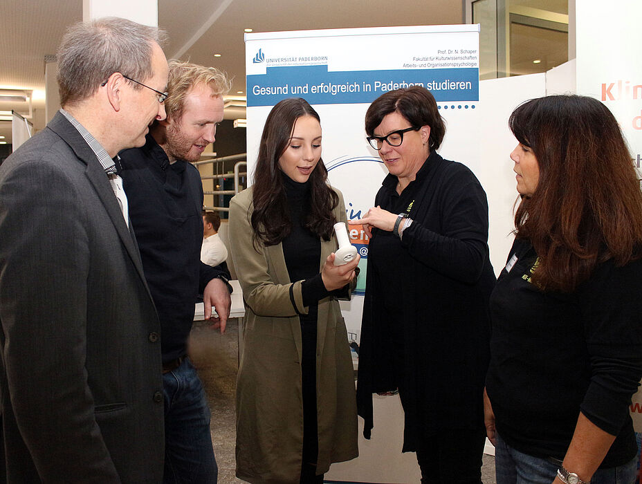 Foto (Heiko Appelbaum): Annette Kracht (2. v. r.) erläutert Katharina Choroschun (Praktikantin mein beneFIT@upb.de) (Mitte) das Testergebnis. Prof. Dr. Niclas Schaper (Professor für Arbeits- und Organisationspsychologie, Universität Paderborn), Dennis 