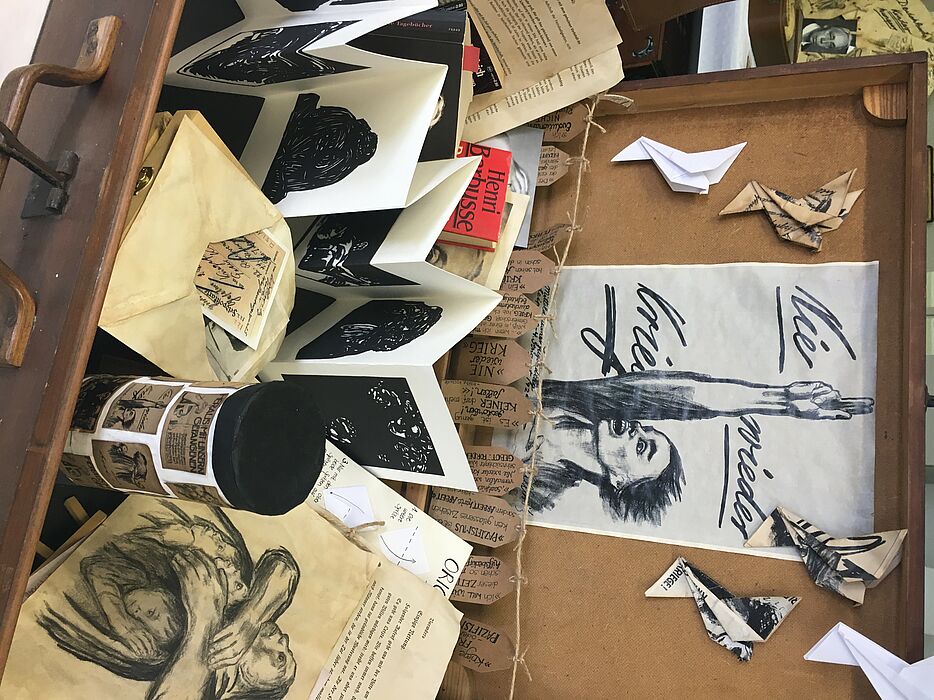 Foto (Universität Paderborn, Jutta Ströter-Bender): Museumskoffer von Aileen Solomon: Käthe Kollwitz als Pazifistin