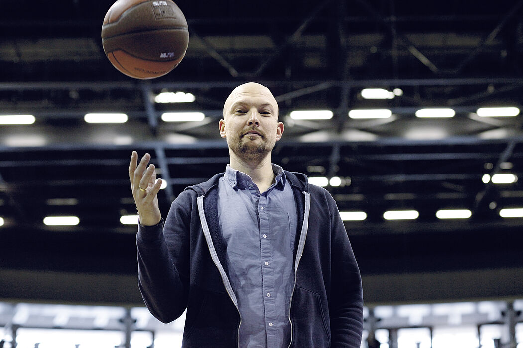 Foto (Juliane Henrich): Thomas Pletzinger, Schriftsteller und Basketball-Fan, liest am 15. Mai in der Universität Paderborn.