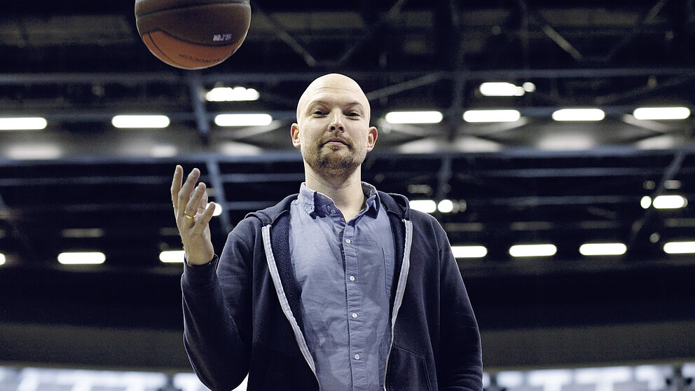 Foto (Juliane Henrich): Thomas Pletzinger, Schriftsteller und Basketball-Fan, liest am 15. Mai in der Universität Paderborn.