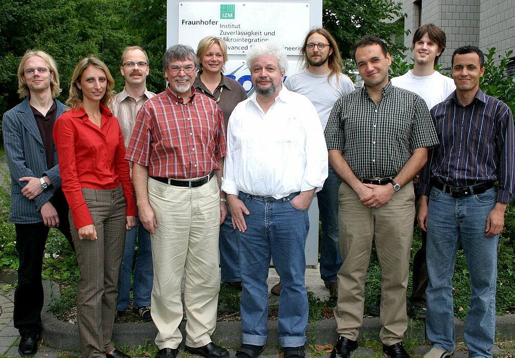 Das Forscherteam der Universität Paderborn und des Fraunhofer-Instituts um Prof. Dr. Wilfried Hauenschild und Dipl.-Ing. Werner John (1. Reihe, 2. und 3. v. l.).