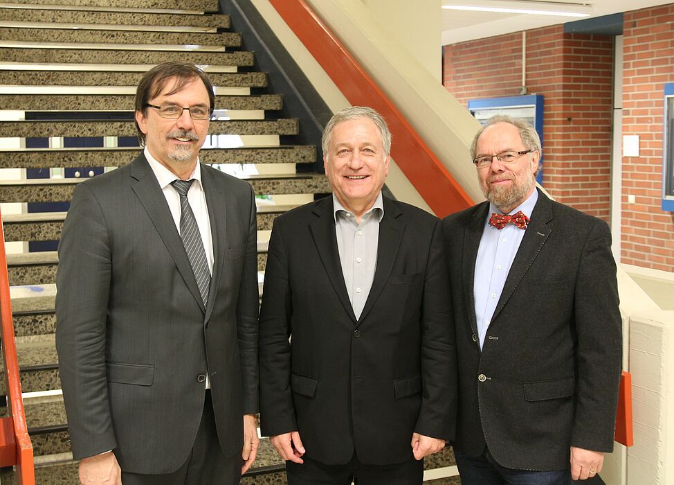 Foto (Universität Paderborn, Björn Heerdegen): (v. l.) Prof. Dr. Gregor Engels, Dr. Michael Laska und Prof. Dr. Reinhard Keil.