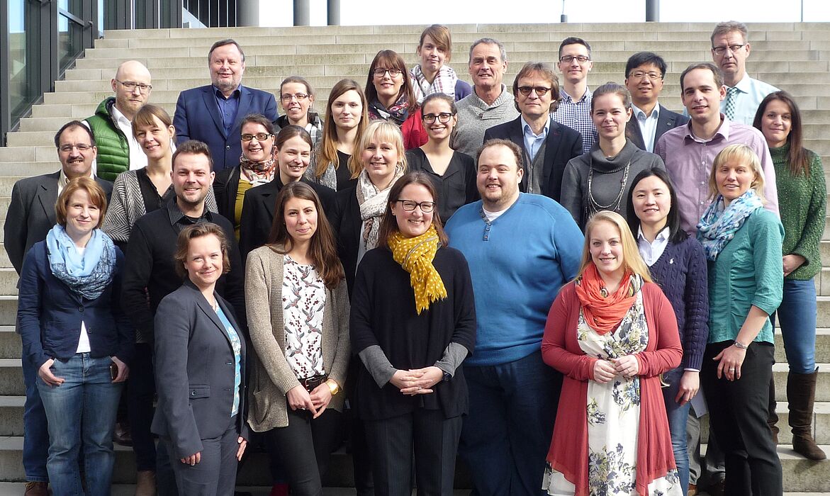 Foto (Susanne Nowitzki): Unter Supervision von Prof. Dr. Peter F.E. Sloane (Reihe 4, 2. v. links) und Prof. Dr. Karl Wilbers (Reihe 4, rechts) sowie Prof. Dr. H.-Hugo Kremer (Reihe 3, links) und Prof. Dr.  Nicole Kimmelmann (Reihe 1, links) stellten 20 Na