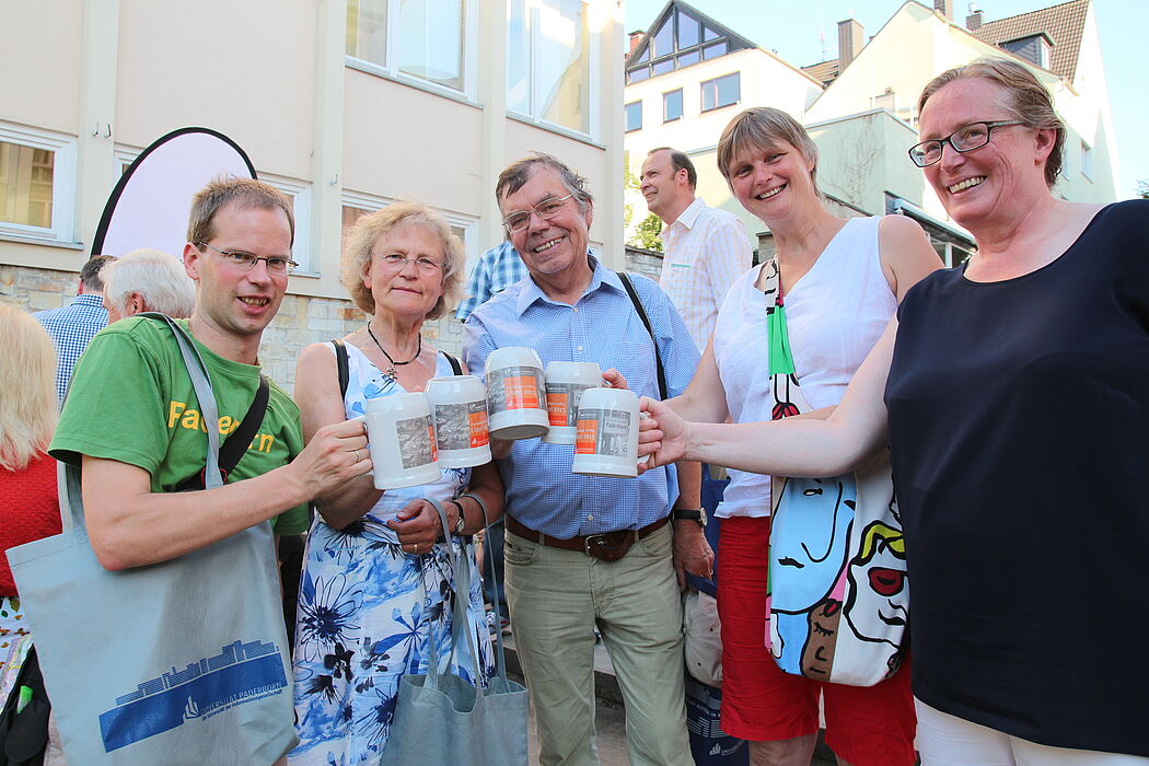Foto (Universität Paderborn, Vanessa Dreibrodt): Beim Libori-Treffen 2013 trafen sich ehemalige Studierende und Lehrende, um gemeinsam auf vergangene Uni-Zeiten anzustoßen.