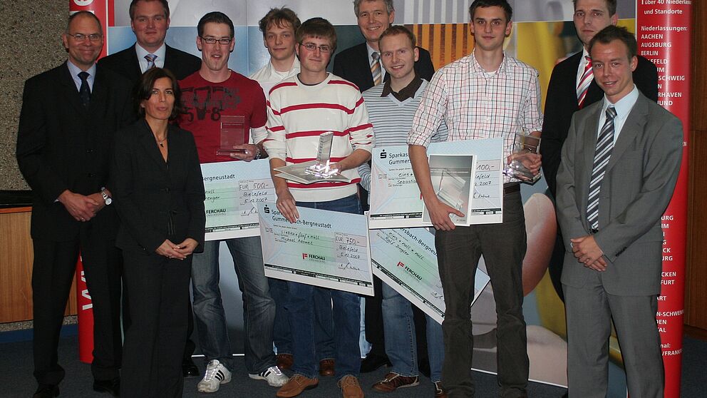 Foto: Die Preisträger 2007 mit Vertretern der Fa. Ferchau und des Lehrstuhls für Konstruktions- und Antriebstechnik (v. li.): Prof. Dr.-Ing. Detmar Zimmer, Dipl.-Ing. Nils-Peter Kriegel, Dipl. Betriebswirtin Melanie Kubina, Christoph Sprenger, Hendrik D