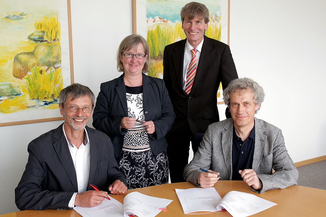Foto (Universität Paderborn, Vanessa Dreibrodt): Unterzeichnung der Dienstvereinbarung: (v. l. n. r.) Personalrats-Vorsitzender Kurt Eschebach, Vizepräsidentin Simone Probst, Präsident Prof. Dr. Nikolaus Risch und Matthias Neu, Vorsitzender des wissens