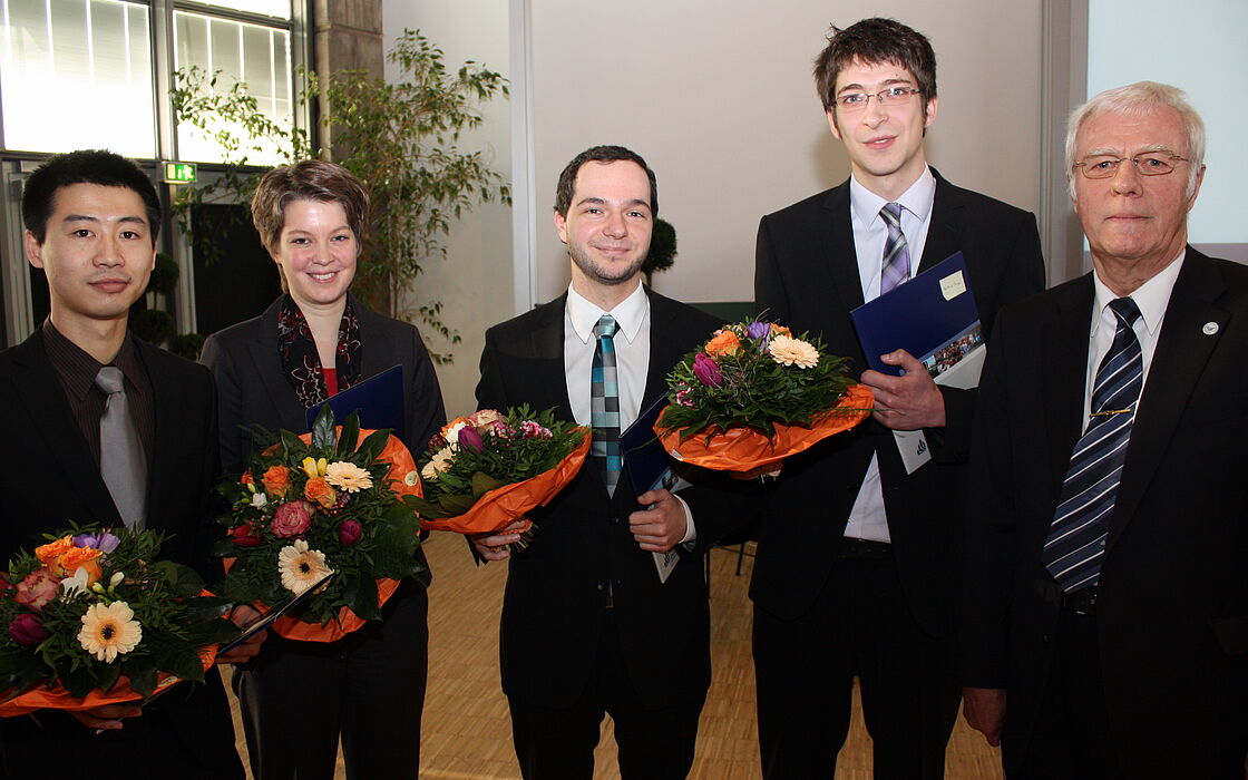 Foto (Universität Paderborn, Patrick Kleibold): Guanhua Bai, Kristina Richts und Christian Mollet erhielten ihre Preise für ihre herausragenden Abschlussarbeiten von Prof. Dr. Steffen Gronemeyer, Universitätsgesellschafts-Vorsitzender (v. l.).